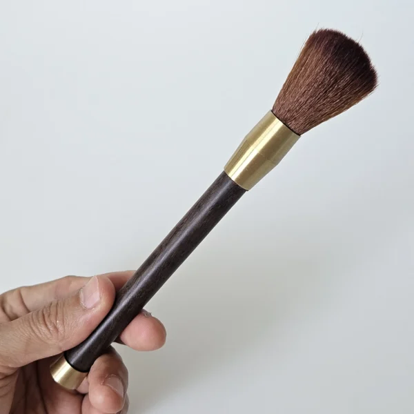 wooden brush 02 hand